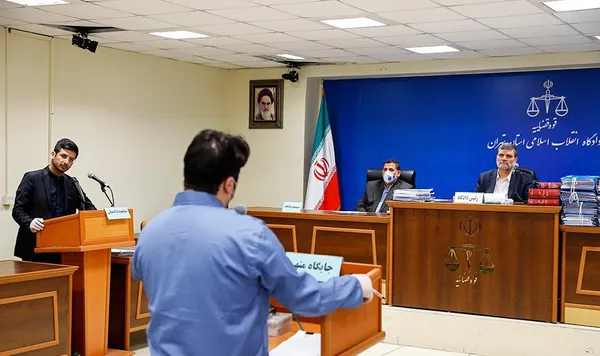 روح الله زم با ماسک و دستکش در دادگاه+تصاویر