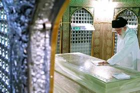 آخرین زیارت رهبر شهید امت اسلامی، آیت الله العظمی خامنه&zwnj;ای در آیین غبارروبی مرقد مطهر امام رضا(ع) + فیلم