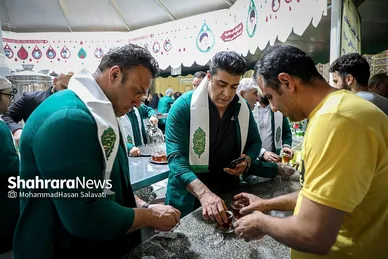 عرض ارادت قهرمانان ورزش ایران در حرم مطهر رضوی