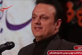 ویدئو | لحظه اهدای سیمرغ فیلم مستند سینمایی به جعفر صادقی تهیه کننده فیلم &laquo;شگرد&raquo;