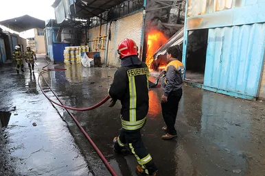 آتش سوزی گسترده در کارخانه یخچال سازی