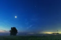 منظره‌ای نادر: رژه ماه و پنج سیاره منظومه شمسی در آسمان + تصویر