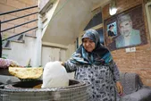 تنوری که با معجزه عشق به وطن روشن شد؛ مادربزرگ ۷۰ ساله مشهدی به نیت شهدا نان می‌پزد + فیلم و عکس