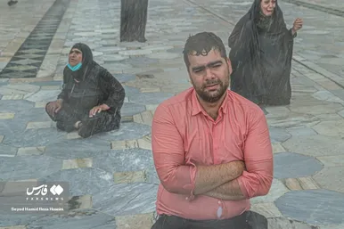 دعا و نیایش زائران زیر باران شدید در حرم امام رضا(ع)