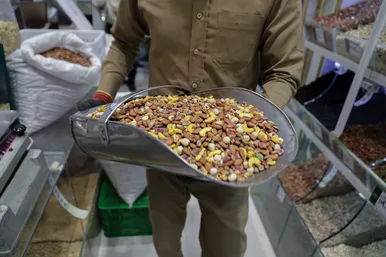 بازار مشهد در آستانه شب یلدا