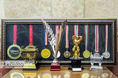 اهدای مدال‌های حسین رضازاده به موزه آستان قدس رضوی