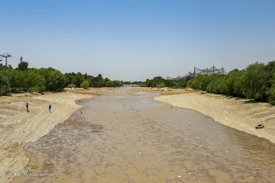 جاری شدن آب در زاینده رود