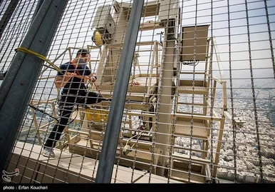 سقوط آزاد از بلندترین سکوی بانجی جامپینگ دنیا در تهران