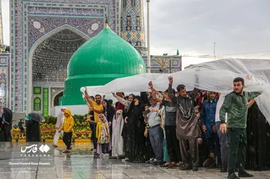 دعا و نیایش زائران زیر باران شدید در حرم امام رضا(ع)
