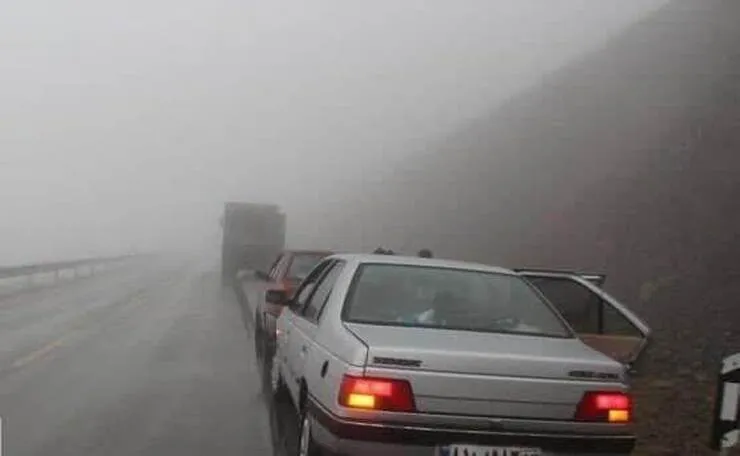 جاده‌های شمالی خراسان رضوی مه‌آلود است (۹ آبان‌ماه ۱۴۰۱)