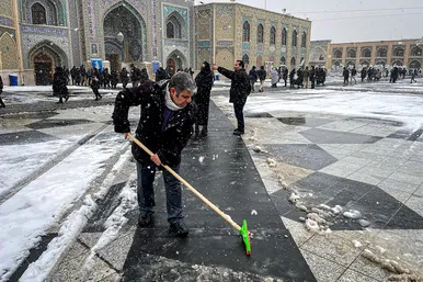 بارش اولین برف پاییزی در حرم مطهر رضوی 