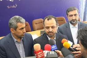 وزیر اقتصاد: شبكه بانكي حق بلوكه&zwnj;كردن بخشي از تسهيلات پرداختي را ندارد| تولید در سایه ارز ترجیحی تحت فشار بود