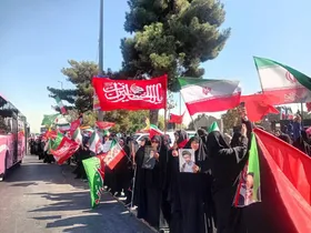 روایتِ زنجیره ۱۲ کیلومتریِ خانواده&zwnj;های مشهدی | مادران با کودکانشان آمدند