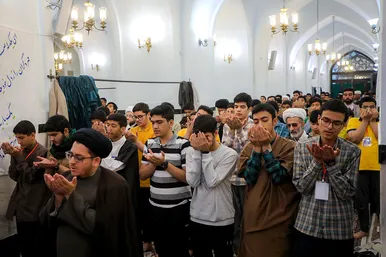 اعتکاف نوجوانان دهه هشتادی در حرم مطهر رضوی