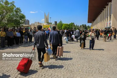 گزارش تصویری | بدرقه خانواده شهدای مدرسه «شجره طیبه» میناب در ایستگاه راه‌آهن مشهد