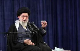 ویدئو| دیدار فرزندان شهید احمدی&zwnj;روشن و شهید رضایی&zwnj;نژاد با رهبر انقلاب در حاشیه نمایشگاه دستاورد&zwnj;های صنعت هسته&zwnj;ای