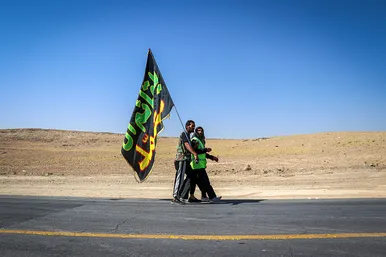 زائران پیاده در مسیر حرم مطهر رضوی