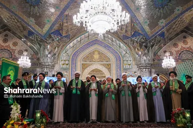 تعویض پرچم گنبد و پوش ضریح امام رضا(ع)
