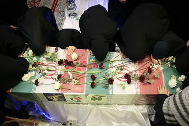 تشییع شهید گمنام در جمع دختران مدرسه امام رضا(ع)