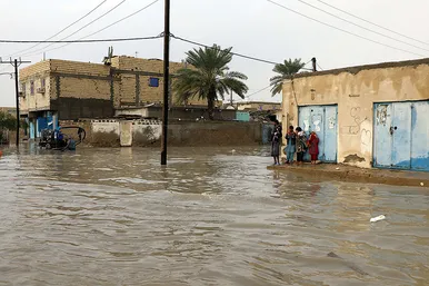 امداد‌رسانی آتش‌نشانان مشهد به مناطق سیل‌زده کنارک