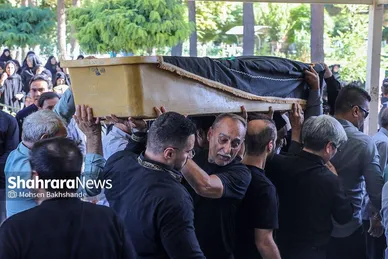 عکس‌هایی از تشییع پیکر پدر خداداد عزیزی در مشهد