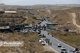 استقبال زائران درراه&zwnj;مانده از سرویس&zwnj;دهی رایگان اتوبوس&zwnj;رانی مشهد