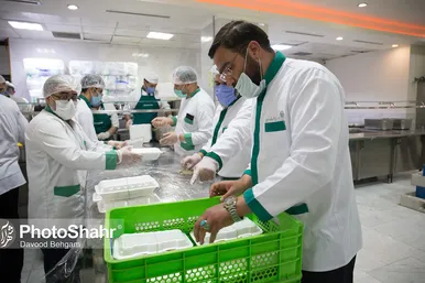 آماده سازی غذای متبرک مهمانسرای حضرت رضا (ع)
