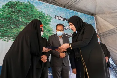 مراسم کاشت نهال توسط بانوان شهر