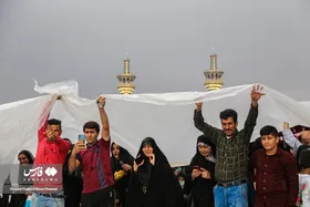 دعا و نیایش زائران زیر باران شدید در حرم امام رضا(ع)