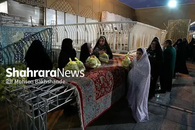 توزیع افطاری در باب الکاظم حرم مطهر امام رضا(ع)