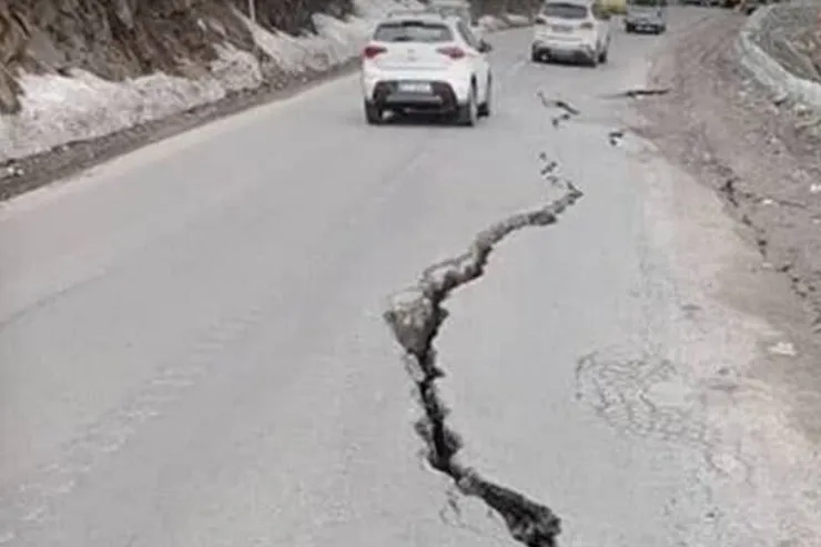 ویدئو | سقوط یک اتوبوس در لحظه رانش جاده چین به پاکستان!