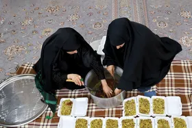 حمایت از حافظان امنیت با دست&zwnj;پخت بانوان جهادی مشهدی | طعم مِهر در سنگرها
