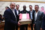اهدای دو تخته فرش دستباف به رونالدو و مانه + عکس و فیلم
