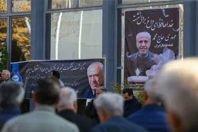قاب تاریخی پروین، جباری و عبداللهی در مراسم وداع با حاج&zwnj;محمد + عکس