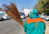 ویدئو| پاکبان مشهدی کوچه پس کوچه‌های نجف اشرف را با روضه خوانی رُفت و روب می‌کند