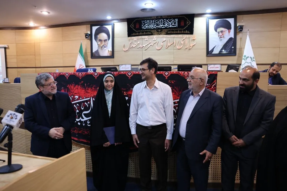 تقدیر شهرداری و شورای اسلامی شهر مشهد از «حنانه‌سادات صالحی» دانش‌آموز مشهدی رتبه برتر کنکور علوم انسانی۱۴۰۲