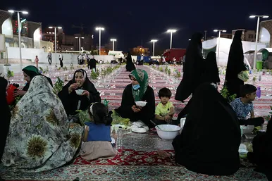 توزیع افطاری در باب الکاظم حرم مطهر رضوی