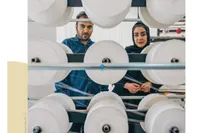 کارگاهی برای بافتن امید و اشتغال| روایت زوج مهاجر از احیای یک هنر سنتی در مشهد