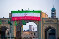 ویدئو| نصب پرچم ایران در حرم امام‌رضا(ع) به‌مناسبت فرارسیدن ١٢ فروردین، روز جمهوری اسلامی ایران