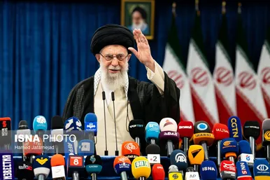 عکس‌هایی از حضور رهبر معظم انقلاب در شعبه اخذ رأی چهاردهمین انتخابات ریاست‌جمهوری