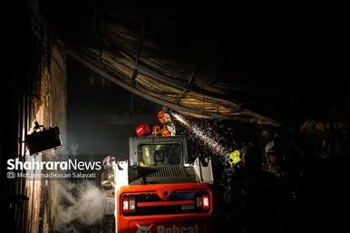 تصاویری از مهارآتش سوزی انبار چوب در میدان توحید مشهد(۵ بهمن ۱۴۰۳)