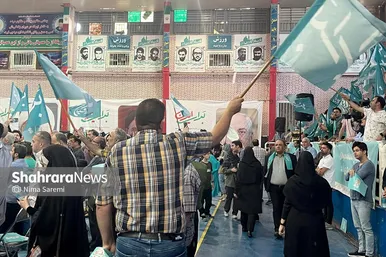 عکس‌هایی از حضور هواداران مسعود پزشکیان در ورزشگاه شهید بهشتی مشهد