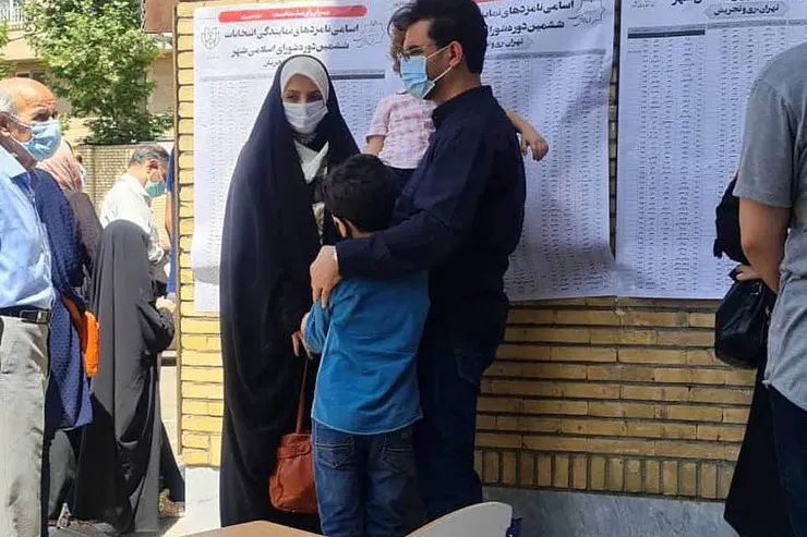 آذری جهرمی به همراه خانواده پای صندوق رای + عکس
