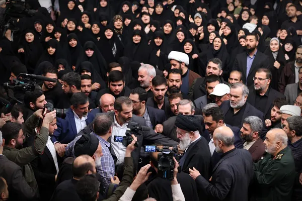اقامه نماز رهبر معظم انقلاب بر پیکر شهدای حمله تروریستی به سفارت ایران در دمشق + فیلم و تصاویر