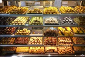۷۰۰ کیلوگرم کیک و شیرینی غیر بهداشتی در نیشابور جمع&zwnj;آوری شد (۵ فروردین ۱۴۰۵)