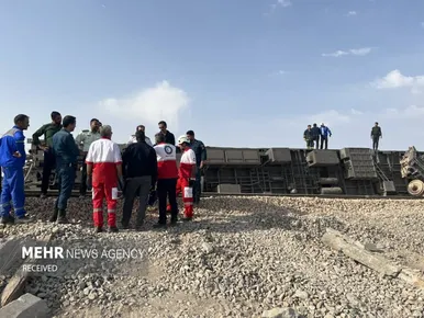 عکس‌هایی از خروج قطار مسافربری از ریل مسیر مشهد به یزد