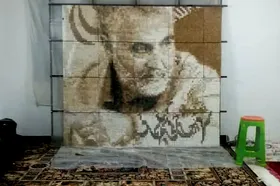 هنرمند افغانستانی با ۲۰ هزار قطعه سنگ پرتره حاج قاسم را طراحی کرد + عکس