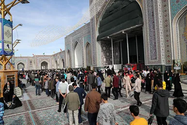 حال و هوای حرم مطهر رضوی در زمان سخنرانی نوروزی مقام معظم رهبری