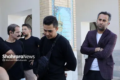 عکس‌هایی از تشییع پیکر پدر خداداد عزیزی در مشهد