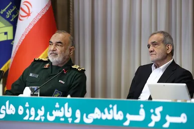 عکس‌هایی از حضور رئیس‌جمهور در قرارگاه سازندگی خاتم‌الانبیا(ص)